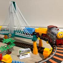 automobiliu lenktynes - Elektrinis geležinkelis. Lenktynių trasos ir traukinio viadukas, Woopie - 13 nuotrauka