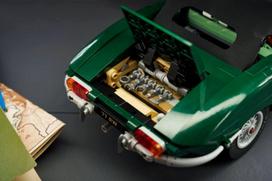 lego icons - LEGO Icons Jaguar E-Type 11381 - 15 nuotrauka