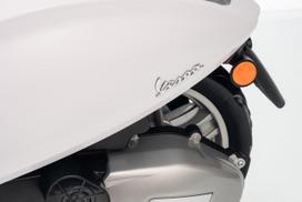 vespa vaikiska - Ramiz vaikiškas elektrinis motoroleris Vespa ROMA, baltas (White) - 11 nuotrauka