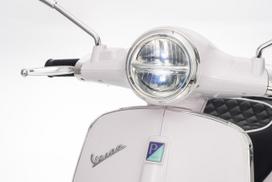 vespa vaikiska - Ramiz vaikiškas elektrinis motoroleris Vespa ROMA, baltas (White) - 31 nuotrauka