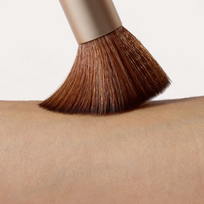 pudra jane iredale - JANE IREDALE Presuotos pudros šepetėlis The Handi, 1 vnt. - 2 nuotrauka
