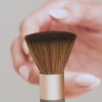 pudra jane iredale - JANE IREDALE Presuotos pudros šepetėlis The Handi, 1 vnt. - 3 nuotrauka