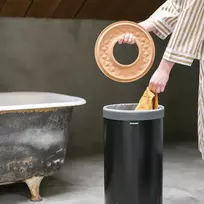 skalbiniu deze - Brabantia Skalbinių krepšys Brabantia plieninis su kamštiniu dangteliu juodos spalvos 35 l - 4 nuotrauka
