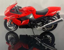 motociklo stovas - Maisto Kawasaki Ninja ZX-14 su stovu 1:18, raudona (Red) - 2 nuotrauka