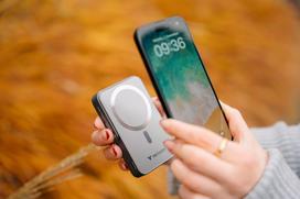 10000 power bank - Verbatim Charge 'n' Go Magnetic Wireless Power Bank with Stand, 10000mAh, Grey - 3 nuotrauka