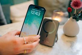 10000 power bank - Verbatim Charge 'n' Go Magnetic Wireless Power Bank with Stand, 10000mAh, Grey - 5 nuotrauka