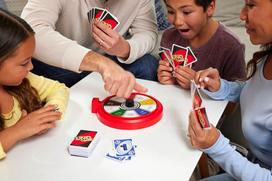 kortos - Mattel UNO SPIN stalo žaidimas (JGR00) - 3 nuotrauka