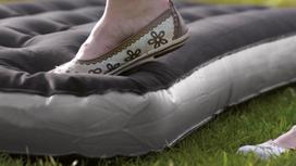 pripuciami ciuziniai su pompa - Outwell Classic Double pripučiamas čiužinys su pagalve ir pompa, Juoda/Pilka (Black/Grey) - 2 nuotrauka
