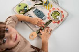 zaislu pultelis - Taf Toys Snap 'n Learn veiklos lenta mokomasis žaislas 18 m+ - 7 nuotrauka