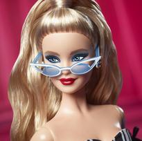 lele barbe pigu.lt - Mattel Kolekcinė Barbie 65-mečio lėlė su šviesiais plaukais ir juodai baltu chalatu, HRM58 - 9 nuotrauka