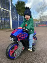 motociklai vaikams - Vaikiškas elektrinis motociklas „Žmogus-voras“ Huffy 17345W - 4 nuotrauka